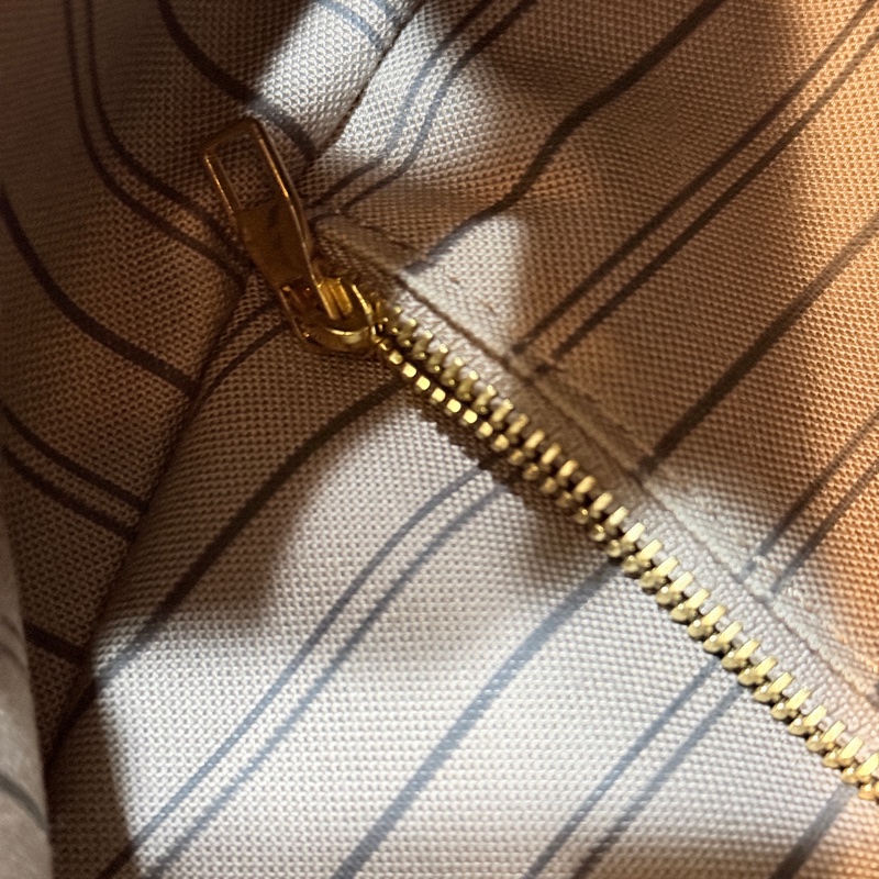 櫃上破十萬的L V後背包🏅好揹好看的黑色🖤耐用牛皮-12