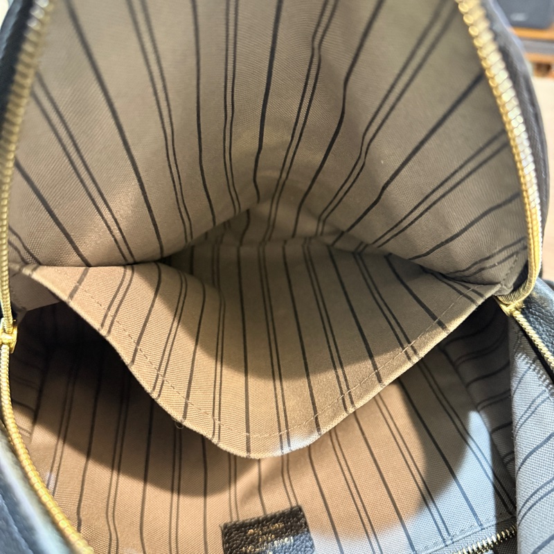 櫃上破十萬的L V後背包🏅好揹好看的黑色🖤耐用牛皮-13