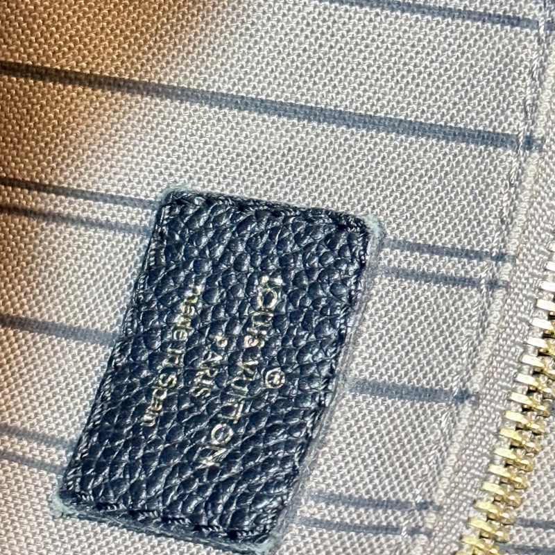 櫃上破十萬的L V後背包🏅好揹好看的黑色🖤耐用牛皮-16