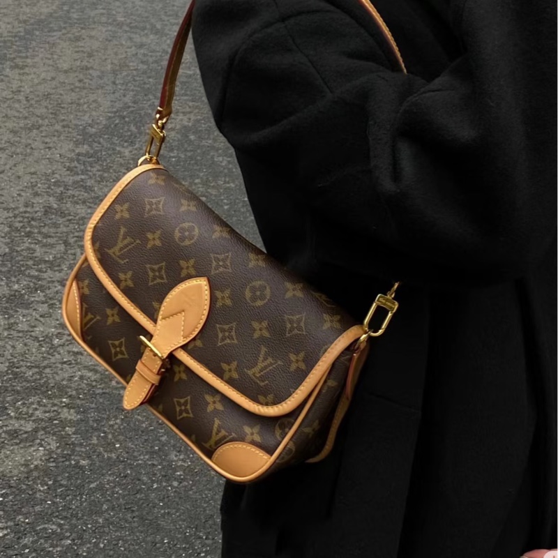 LOUISVUITTON路易威登老花Diane黑背帶法棍🥖包-4