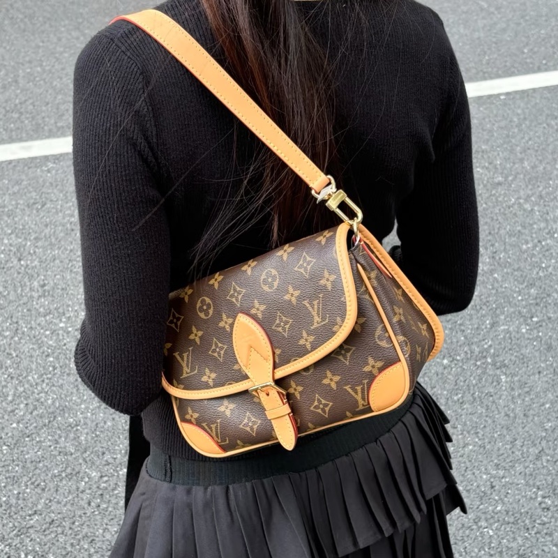 LOUISVUITTON路易威登老花Diane黑背帶法棍🥖包-5