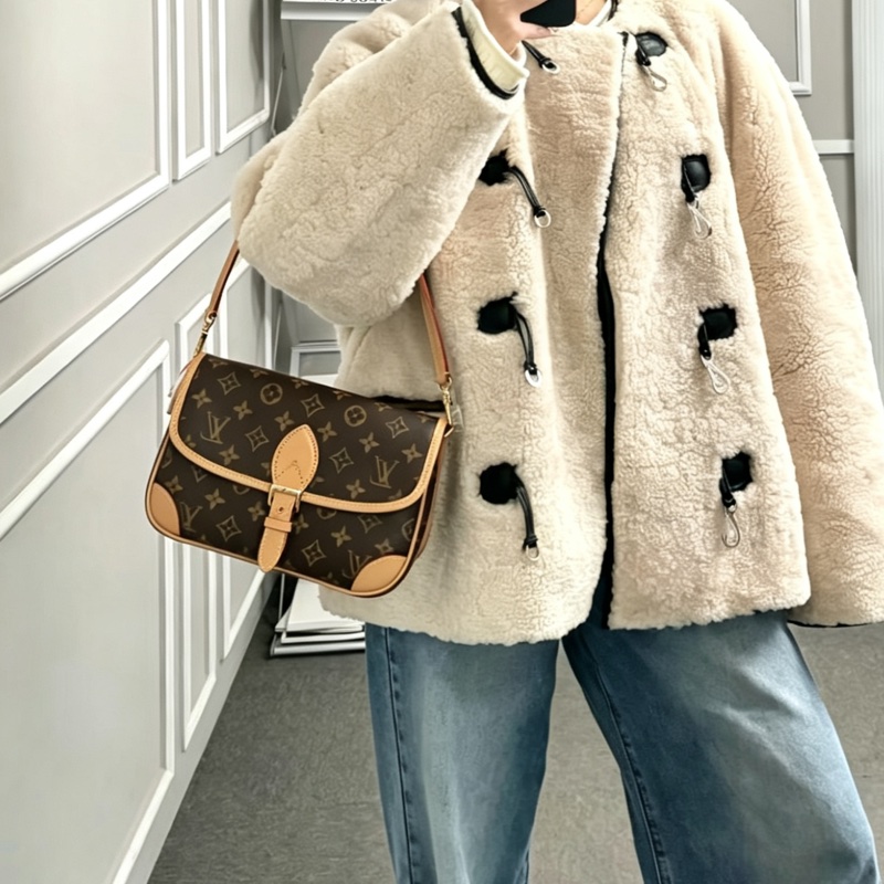 LOUISVUITTON路易威登老花Diane黑背帶法棍🥖包-9