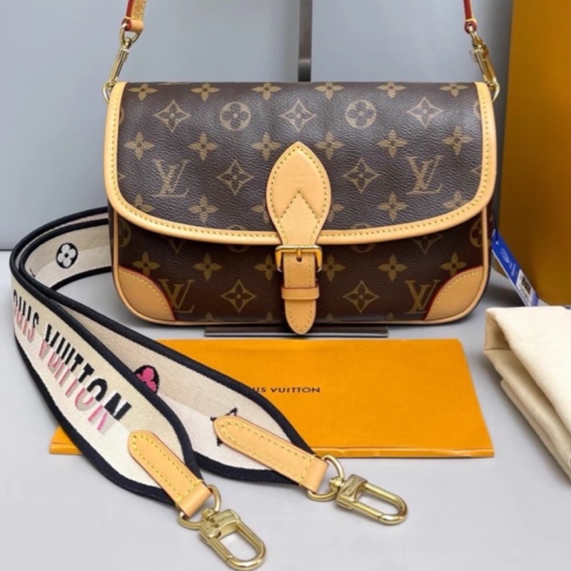 LOUISVUITTON路易威登老花Diane黑背帶法棍🥖包-11