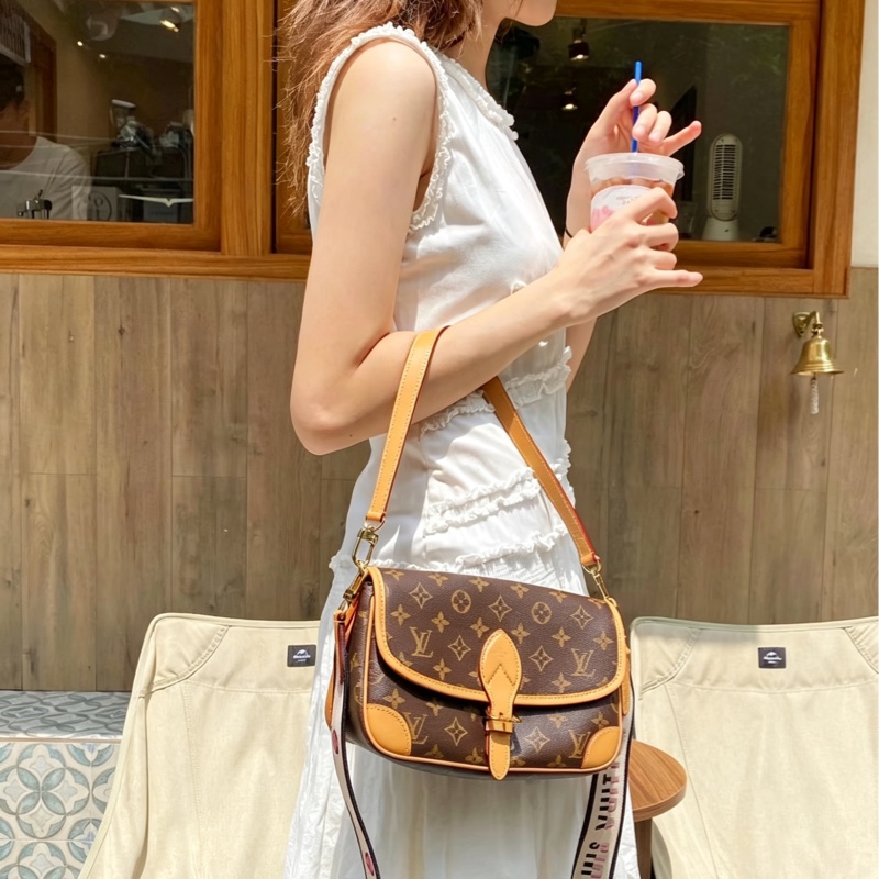 LOUISVUITTON路易威登老花Diane黑背帶法棍🥖包-25