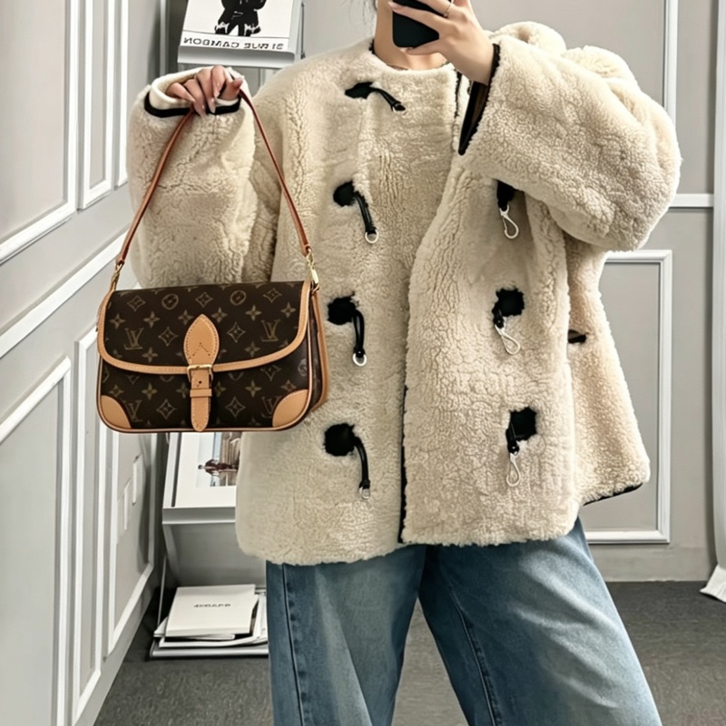 LOUISVUITTON路易威登老花Diane黑背帶法棍🥖包-27