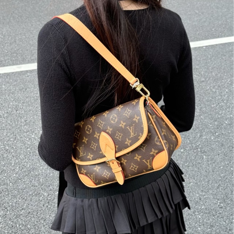 LOUISVUITTON路易威登老花Diane黑背帶法棍🥖包-32