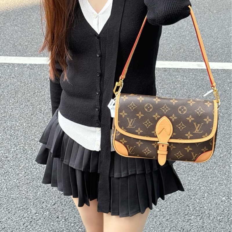 LOUISVUITTON路易威登老花Diane黑背帶法棍🥖包-33