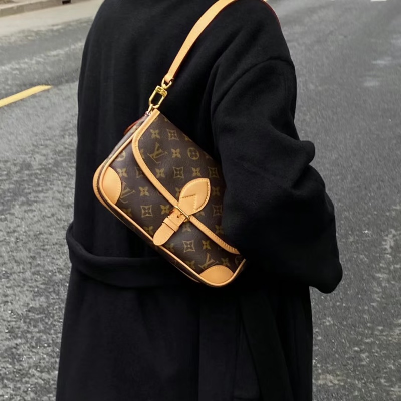 LOUISVUITTON路易威登老花Diane黑背帶法棍🥖包-34