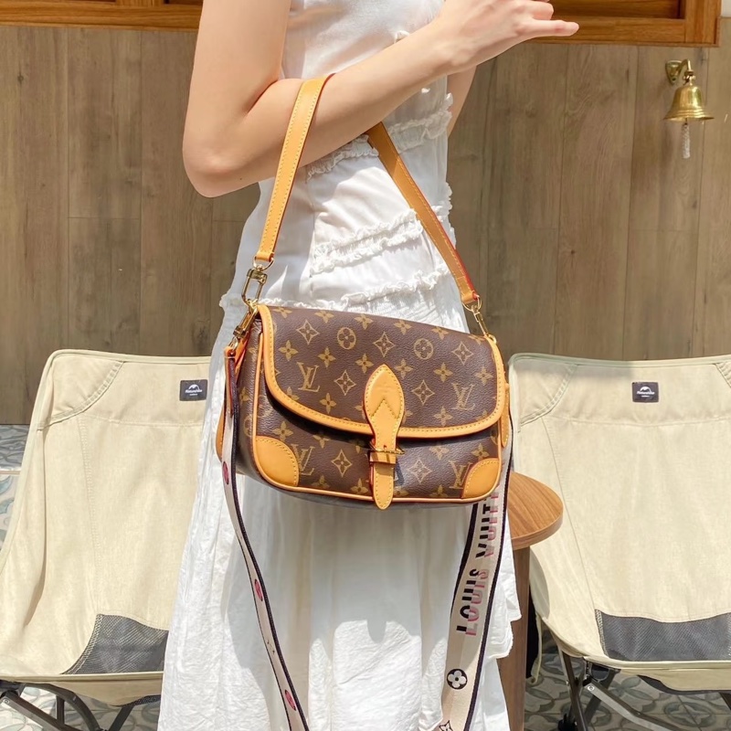 LOUISVUITTON路易威登老花Diane黑背帶法棍🥖包-35