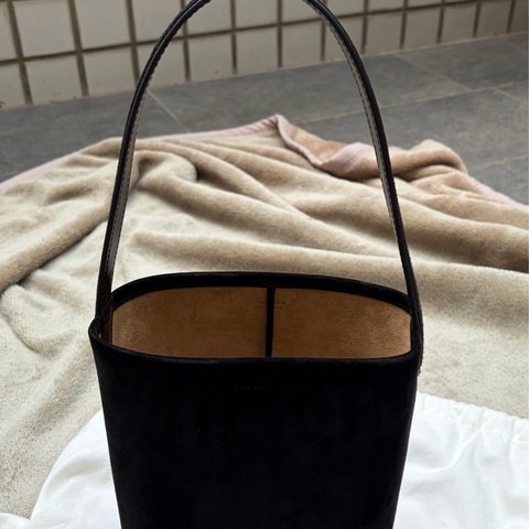 the row 經典水桶包 黑色麂皮