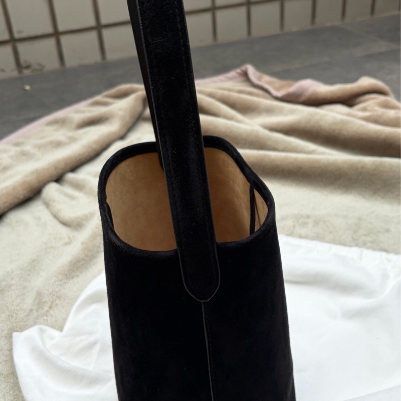 the row 經典水桶包 黑色麂皮-1