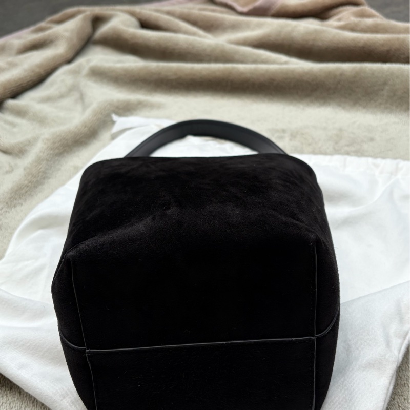 the row 經典水桶包 黑色麂皮-3