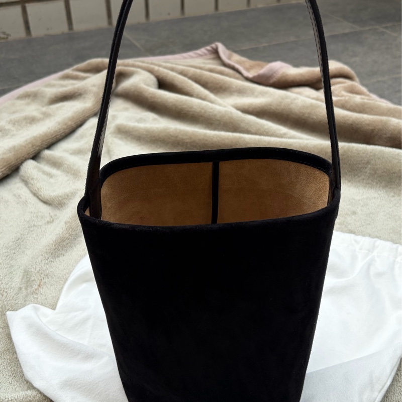 the row 經典水桶包 黑色麂皮-4