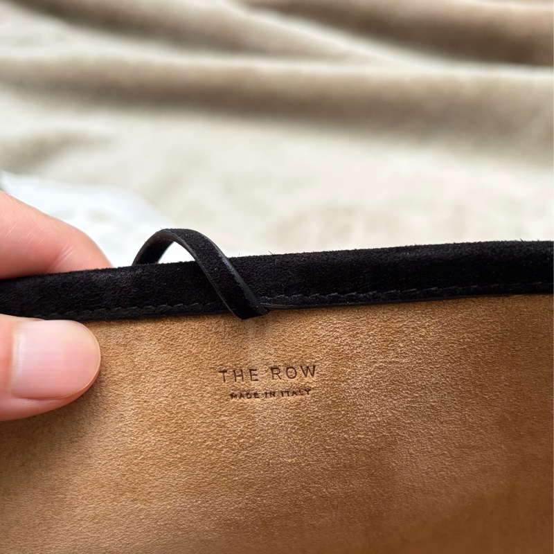 the row 經典水桶包 黑色麂皮-7