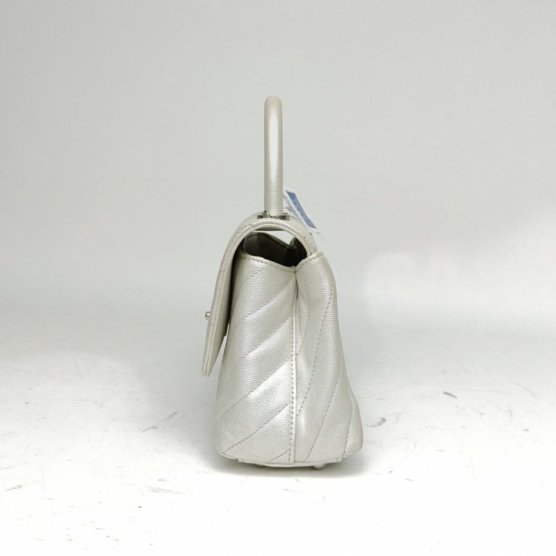 CHANEL CocoHandle小號白色荔枝牛皮28開銀扣肩背包-1