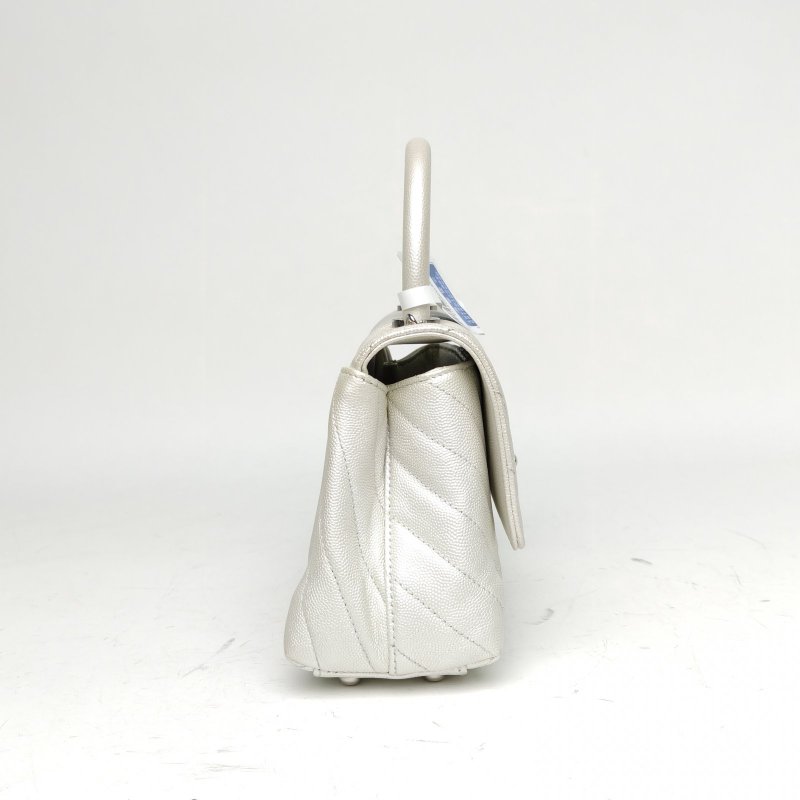 CHANEL CocoHandle小號白色荔枝牛皮28開銀扣肩背包-3