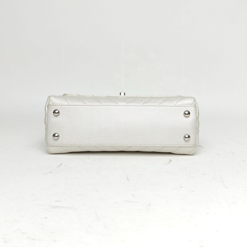 CHANEL CocoHandle小號白色荔枝牛皮28開銀扣肩背包-4