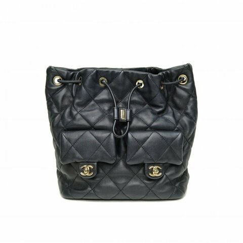 CHANEL 23B無蓋雙口袋抽繩雙肩包黑色牛皮晶片開金扣肩背包