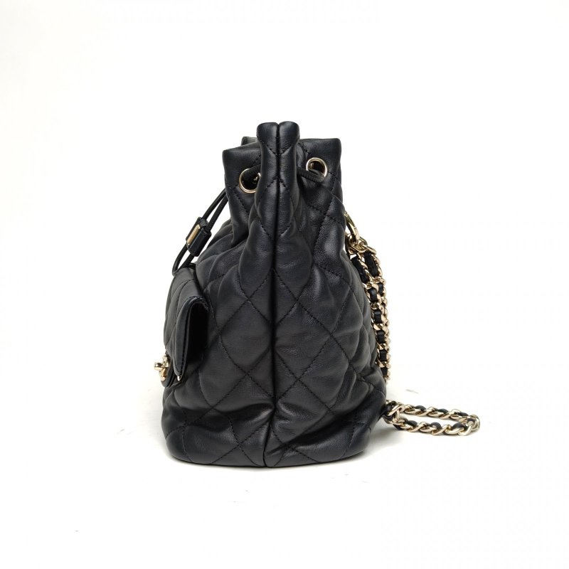 CHANEL 23B無蓋雙口袋抽繩雙肩包黑色牛皮晶片開金扣肩背包-1