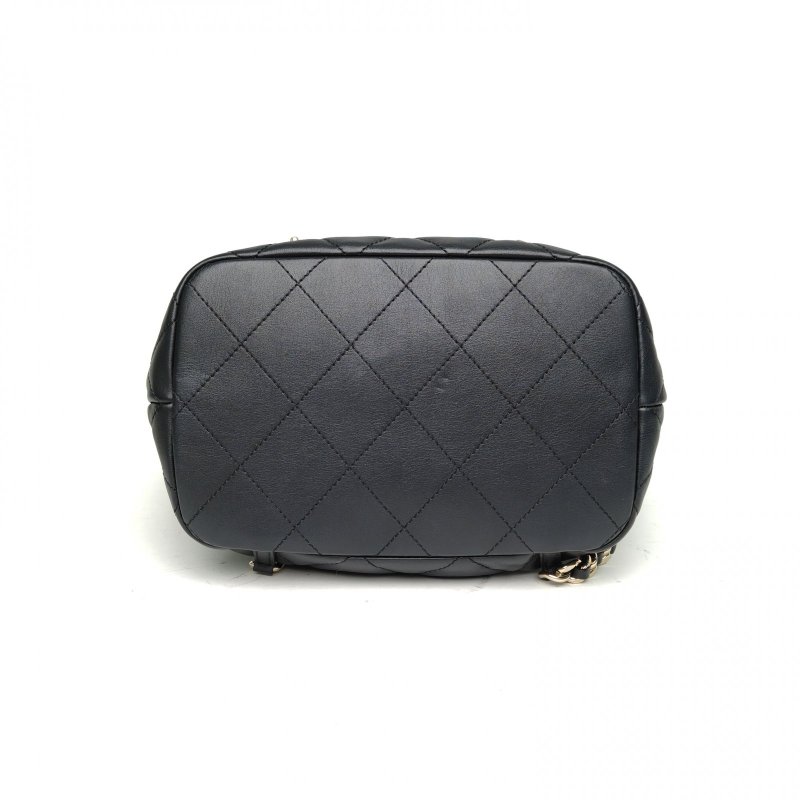 CHANEL 23B無蓋雙口袋抽繩雙肩包黑色牛皮晶片開金扣肩背包-4