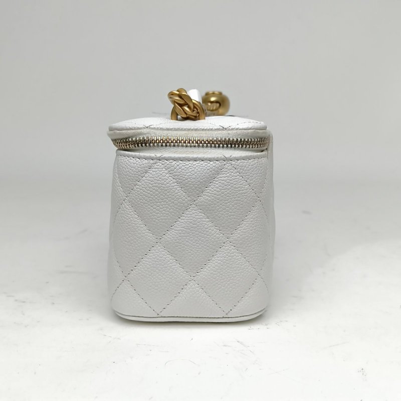 CHANEL 23P長盒子化妝包白色荔枝牛皮金扣愛心金球肩帶肩背包-1