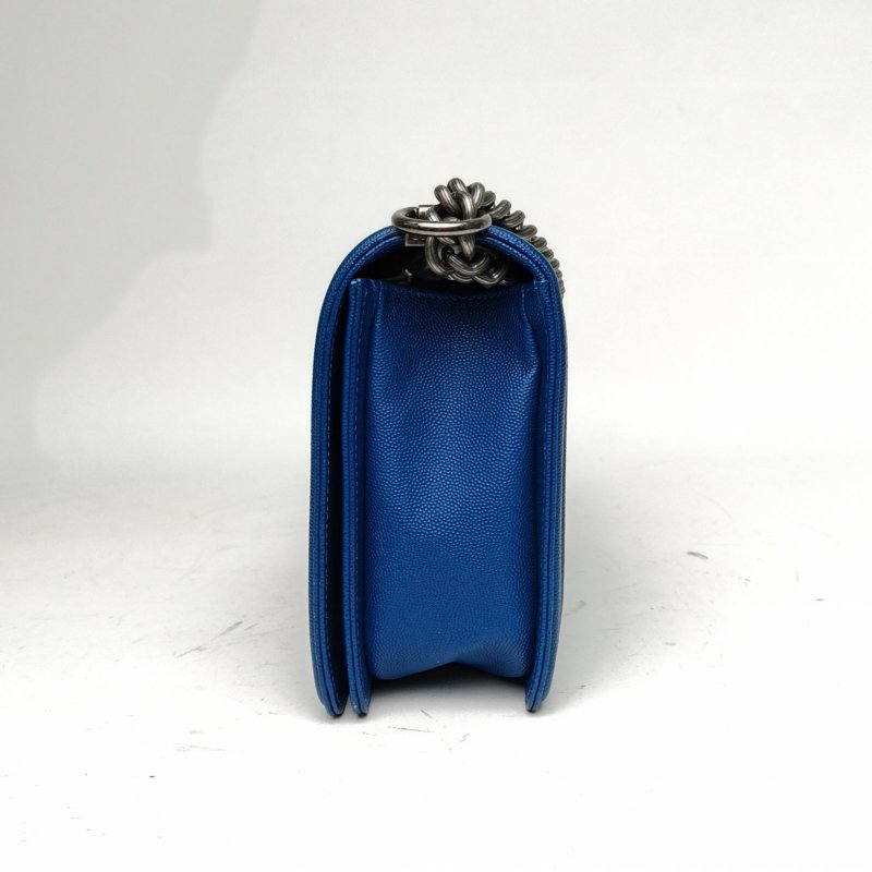 CHANEL Leboy中大號藍色荔枝牛皮24開銀扣肩背包-1