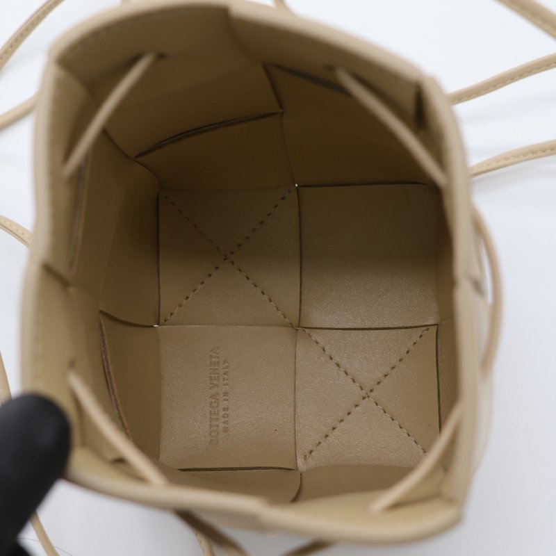 Bottega Veneta 寶緹嘉 Cassette 米黃色 牛皮 三格 水桶包 斜背包-4