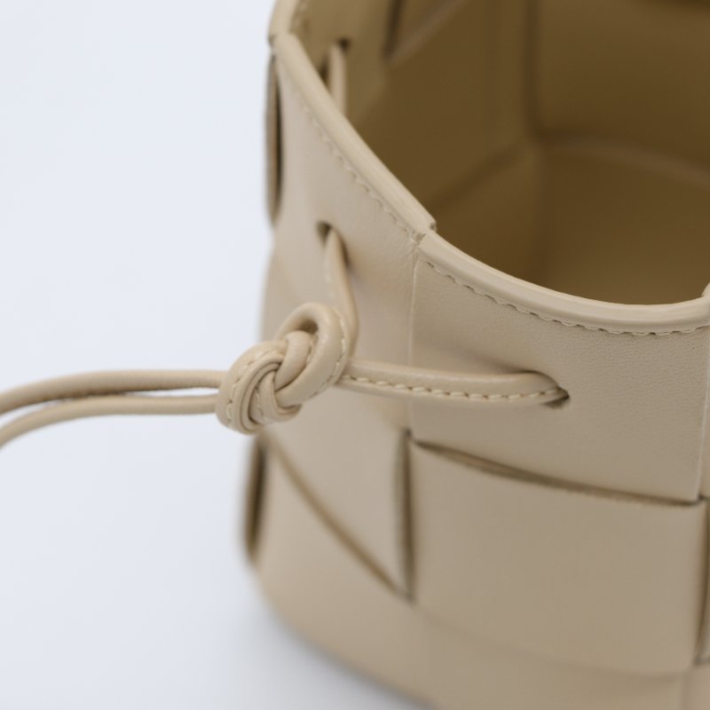 Bottega Veneta 寶緹嘉 Cassette 米黃色 牛皮 三格 水桶包 斜背包-5