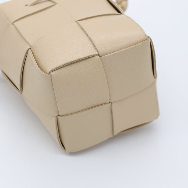 Bottega Veneta 寶緹嘉 Cassette 米黃色 牛皮 三格 水桶包 斜背包-6