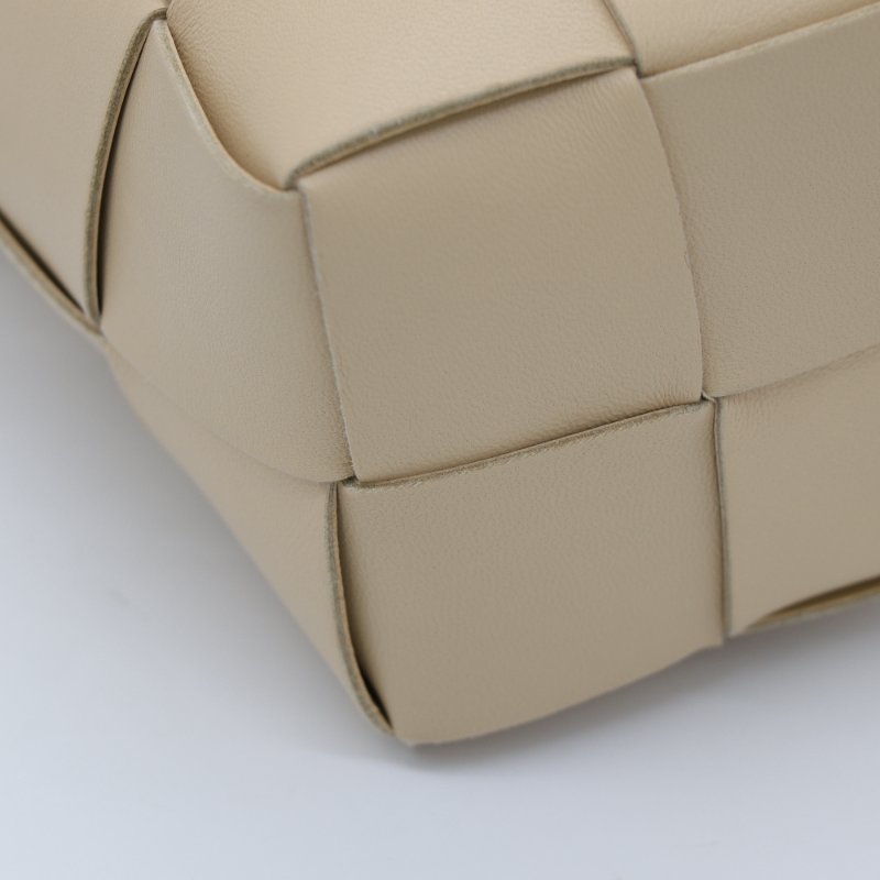 Bottega Veneta 寶緹嘉 Cassette 米黃色 牛皮 三格 水桶包 斜背包-7