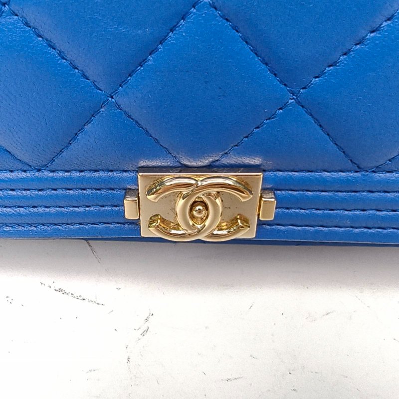 CHANEL LeboyWOC19藍色羊皮21開金扣肩背包-4