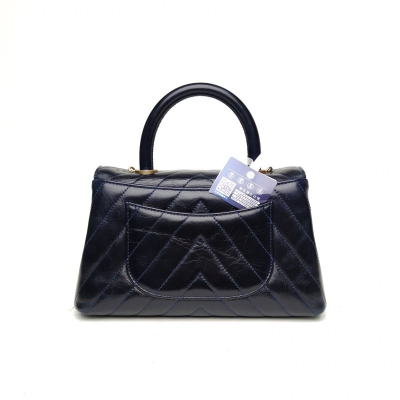 CHANEL CocoHandle小號藍色牛皮24開金扣V紋肩背包-2