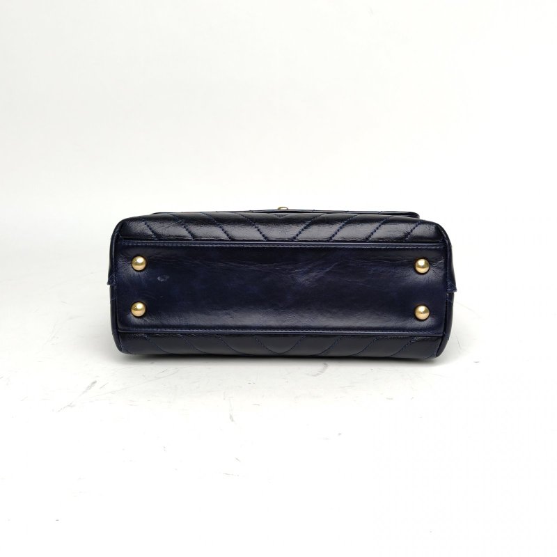 CHANEL CocoHandle小號藍色牛皮24開金扣V紋肩背包-4