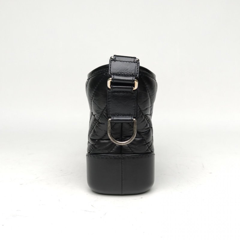 CHANEL GABRIELLE流浪小號黑色牛皮27開金銀扣V紋肩背包-1