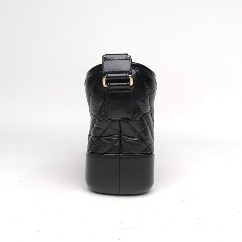 CHANEL GABRIELLE流浪小號黑色牛皮27開金銀扣V紋肩背包-3
