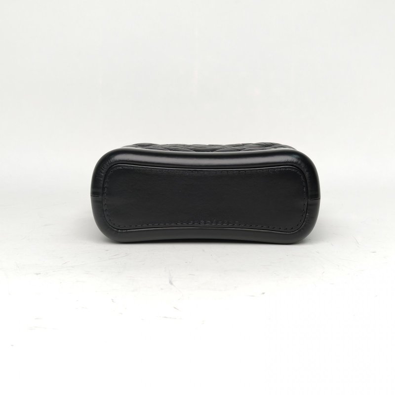 CHANEL GABRIELLE流浪小號黑色牛皮27開金銀扣V紋肩背包-4