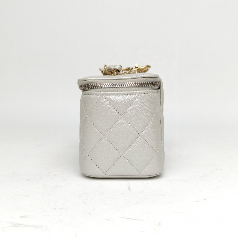 CHANEL 銀色荔枝牛皮鐳射標金扣24S長盒子化妝包鳳梨扣肩背包-1