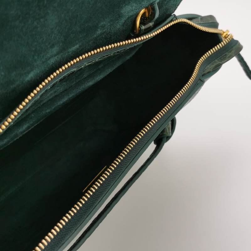 Celine Belt鯰魚包Micro牛皮純色紐結飾帶斜背包單肩包-6