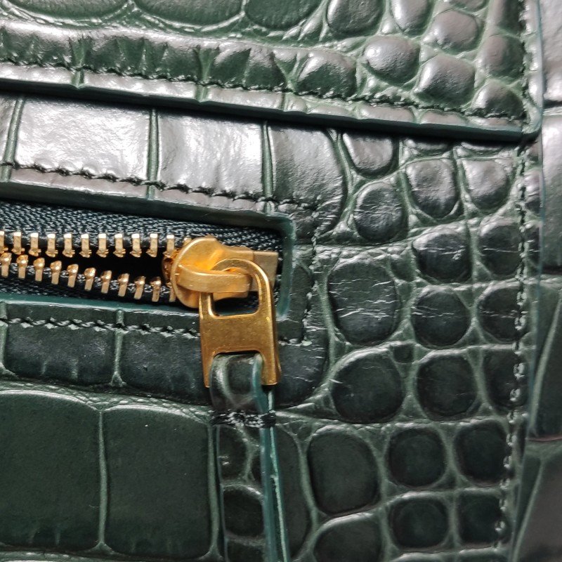 Celine Belt鯰魚包Micro牛皮純色紐結飾帶斜背包單肩包-9