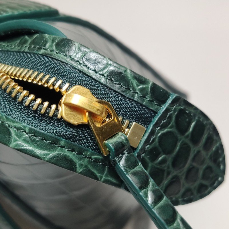 Celine Belt鯰魚包Micro牛皮純色紐結飾帶斜背包單肩包-11