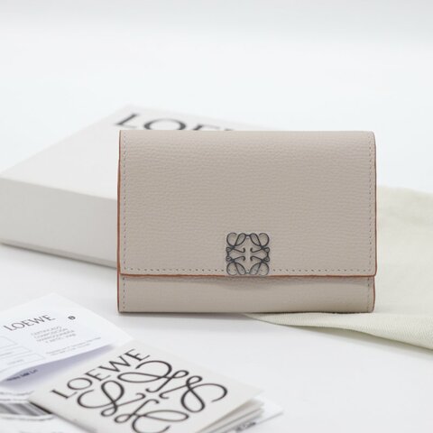 （全新品♥️可送禮）LOEWE 羅威 Anagram Small Vertical 鵝卵石紋小牛皮 小型 直式 錢包 卡夾 皮夾 短夾 淺米色