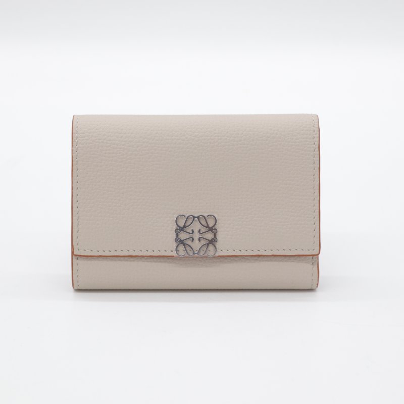 （全新品♥️可送禮）LOEWE 羅威 Anagram Small Vertical 鵝卵石紋小牛皮 小型 直式 錢包 卡夾 皮夾 短夾 淺米色-1