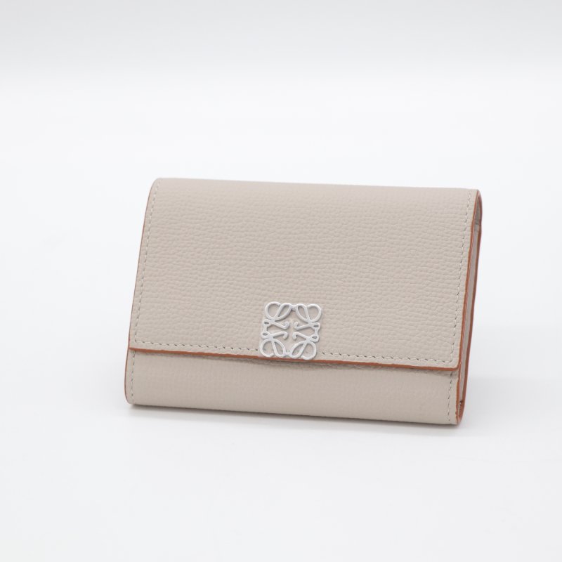 （全新品♥️可送禮）LOEWE 羅威 Anagram Small Vertical 鵝卵石紋小牛皮 小型 直式 錢包 卡夾 皮夾 短夾 淺米色-2