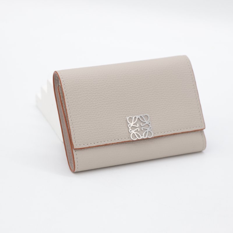 （全新品♥️可送禮）LOEWE 羅威 Anagram Small Vertical 鵝卵石紋小牛皮 小型 直式 錢包 卡夾 皮夾 短夾 淺米色-3