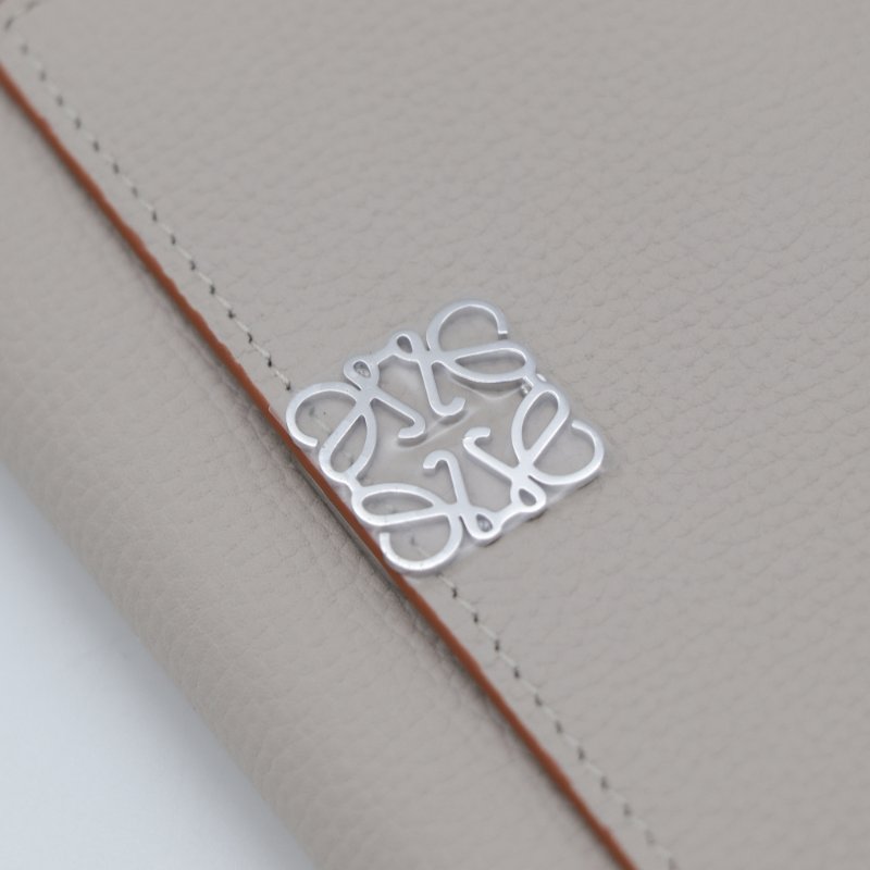 （全新品♥️可送禮）LOEWE 羅威 Anagram Small Vertical 鵝卵石紋小牛皮 小型 直式 錢包 卡夾 皮夾 短夾 淺米色-4