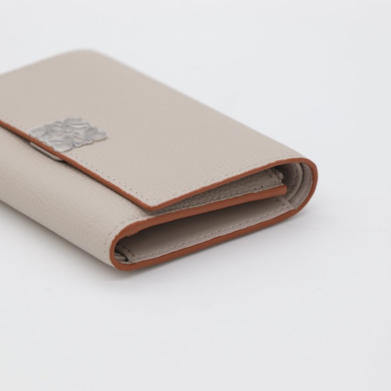 （全新品♥️可送禮）LOEWE 羅威 Anagram Small Vertical 鵝卵石紋小牛皮 小型 直式 錢包 卡夾 皮夾 短夾 淺米色-5