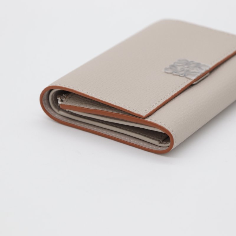 （全新品♥️可送禮）LOEWE 羅威 Anagram Small Vertical 鵝卵石紋小牛皮 小型 直式 錢包 卡夾 皮夾 短夾 淺米色-6