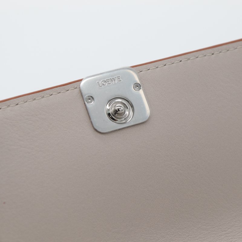 （全新品♥️可送禮）LOEWE 羅威 Anagram Small Vertical 鵝卵石紋小牛皮 小型 直式 錢包 卡夾 皮夾 短夾 淺米色-7