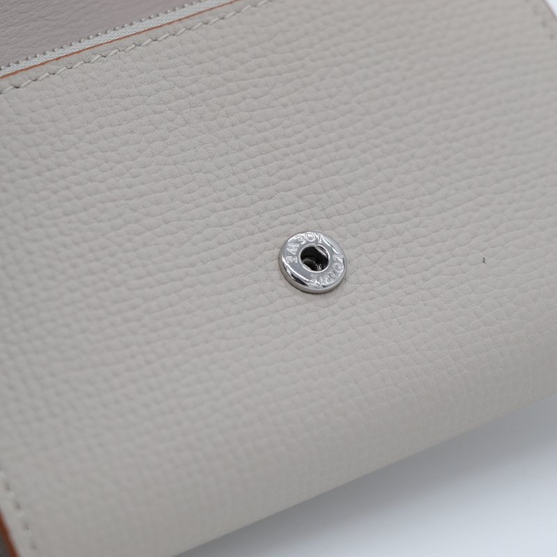 （全新品♥️可送禮）LOEWE 羅威 Anagram Small Vertical 鵝卵石紋小牛皮 小型 直式 錢包 卡夾 皮夾 短夾 淺米色-8