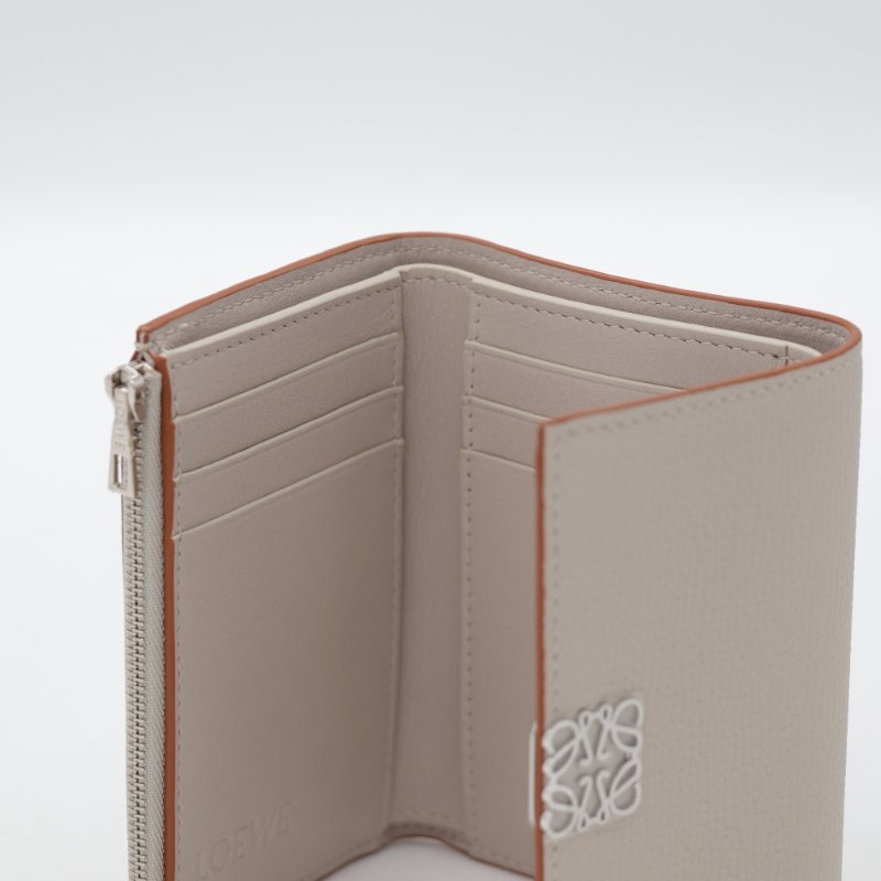 （全新品♥️可送禮）LOEWE 羅威 Anagram Small Vertical 鵝卵石紋小牛皮 小型 直式 錢包 卡夾 皮夾 短夾 淺米色-9